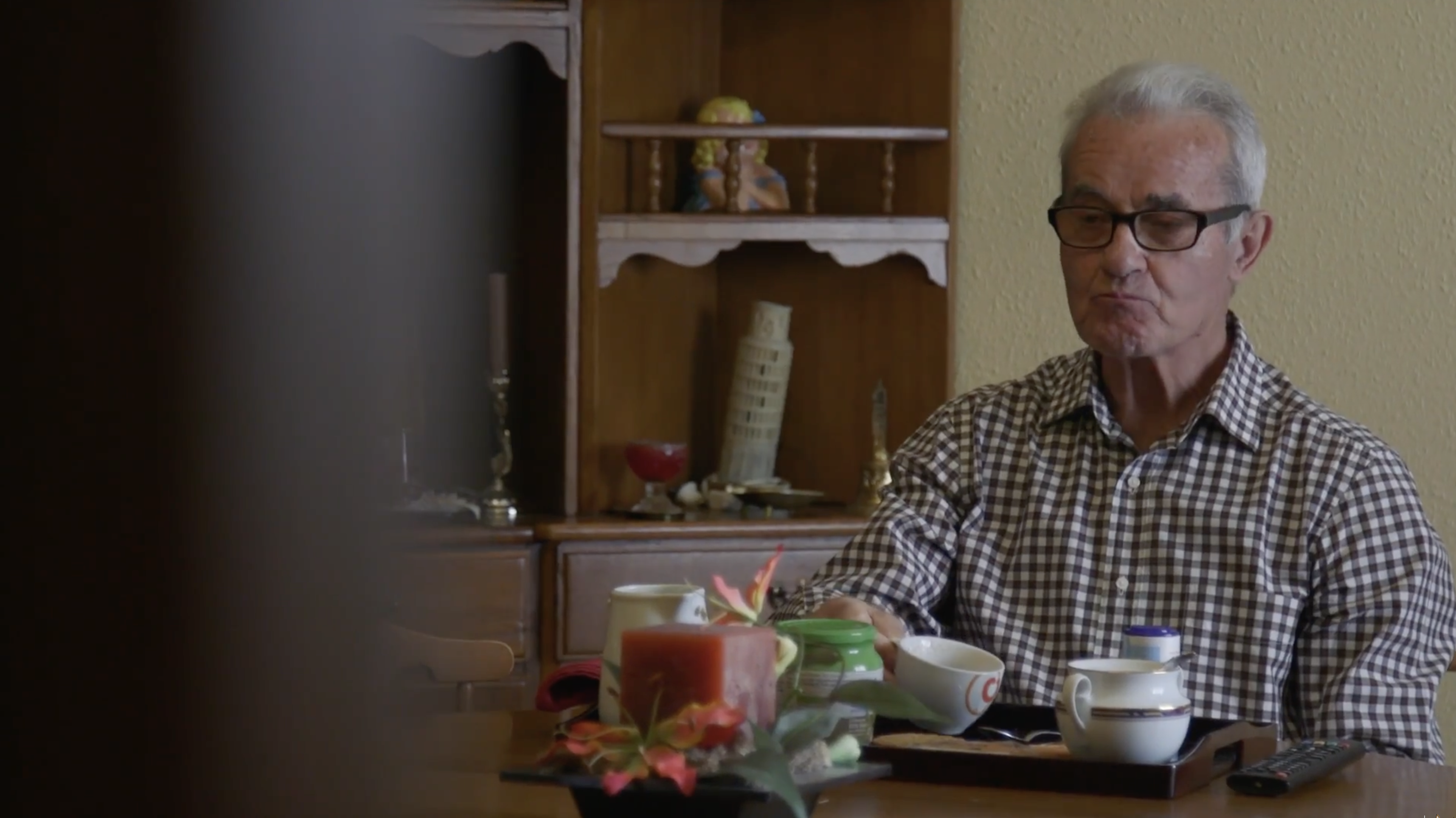 Hombre mayor con diabetes tipo 2 en su hogar — historia de superación